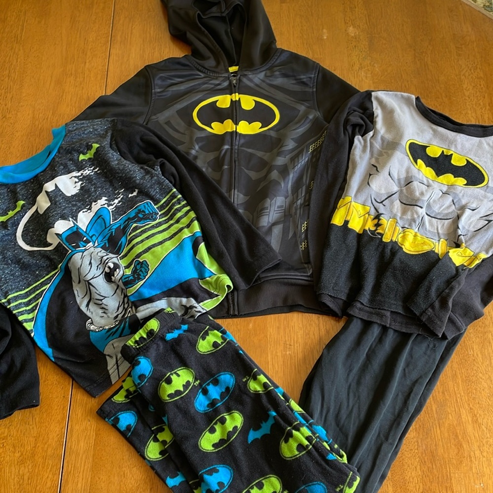 Boy’s 🦇 BATMAN Bundle Size 8; face mask zipper hoodie two pair of pajamas Lego